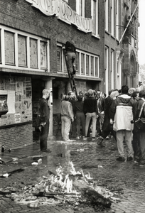 103336 Afbeelding van een groep sympathisanten van de krakers bij het gekraakte pand Drift 13 te Utrecht, tijdens de ...